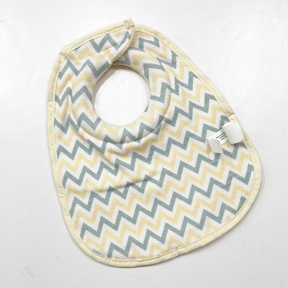 Tommee Tippee chevron print bib - Picture 1 of 2